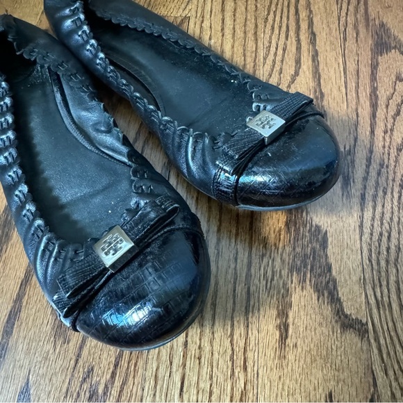 Tory Burch Black Leather And Patent Leather Cap Toe Ballet Flats - Picture 2 of 6